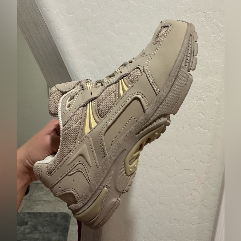 Vionic Hiking Shoes Size 5
